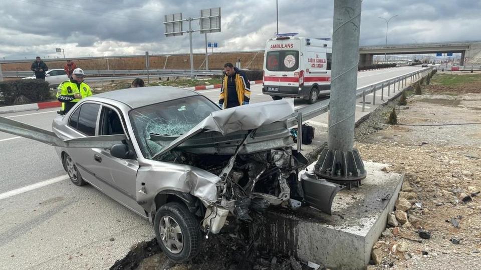 Otomobil demir bariyere ok gibi saplandı: Karı-koca ölümden döndü