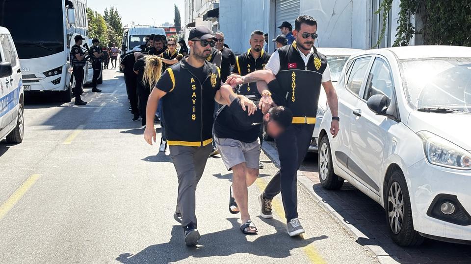 ADANA'DAKİ KADIN CİNAYETİNDE 13 TUTUKLAMA: KATİL ZANLISI İSTANBUL'DA PETSHOPTA YAKALANDI SEVGİLİSİNİ KISKANDIĞI İÇİN ÖLDÜRDÜĞÜNÜ ÖNE SÜREN KATİL ZANLISININ KARISIYLA BİRLİKTE YUNANİSTAN'A KAÇARKEN POLİSİ GÖRÜNCE AYÇİÇEĞİ TARLASINA SAKLANDIĞI ORTAYA ÇIKTI