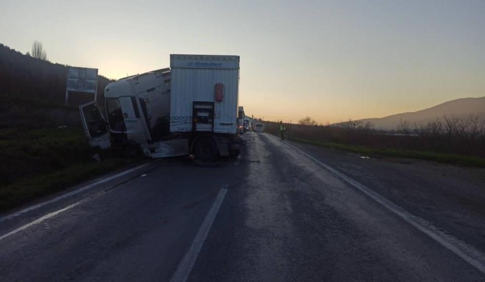 Tır kontrolden çıktı: 1 yaralı