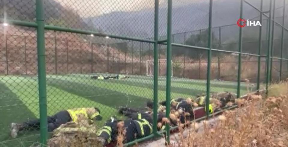 Kahraman itfaiyeciler yerde uyuyarak dinlenmeye çalıştı