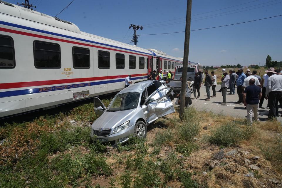 MUŞ'TA TREN OTOMOBİLE ÇARPTI: 3 YARALI