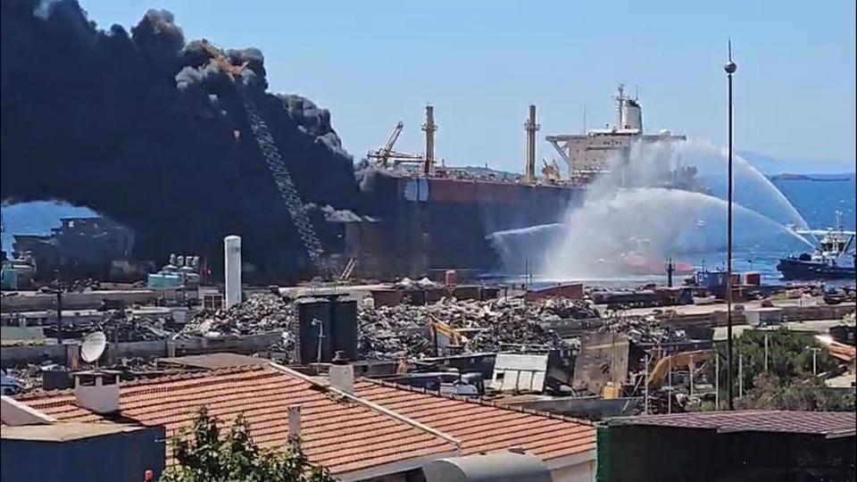 Aliağa'da gemi yanıyor