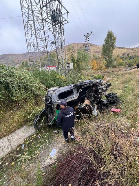 Van'da otomobil hurdaya döndü: 1 ölü