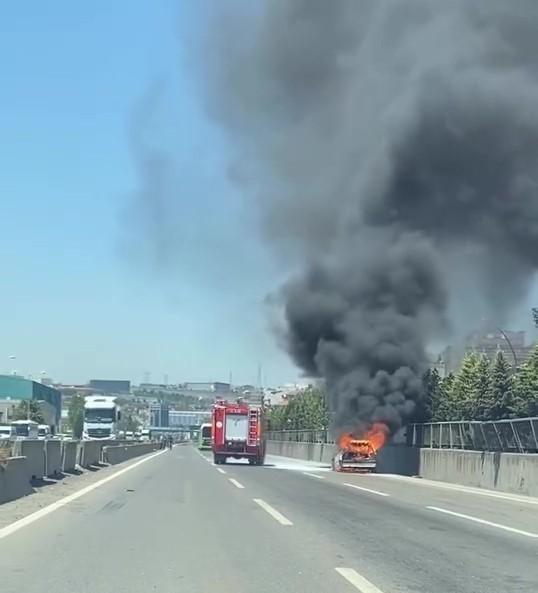 Yanan otomobilden geriye hurda yığını kaldı