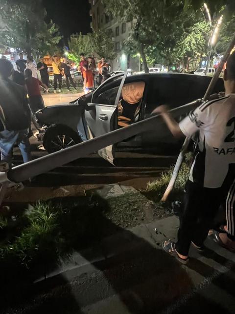 Otomobil aydınlatma direğine çarptı