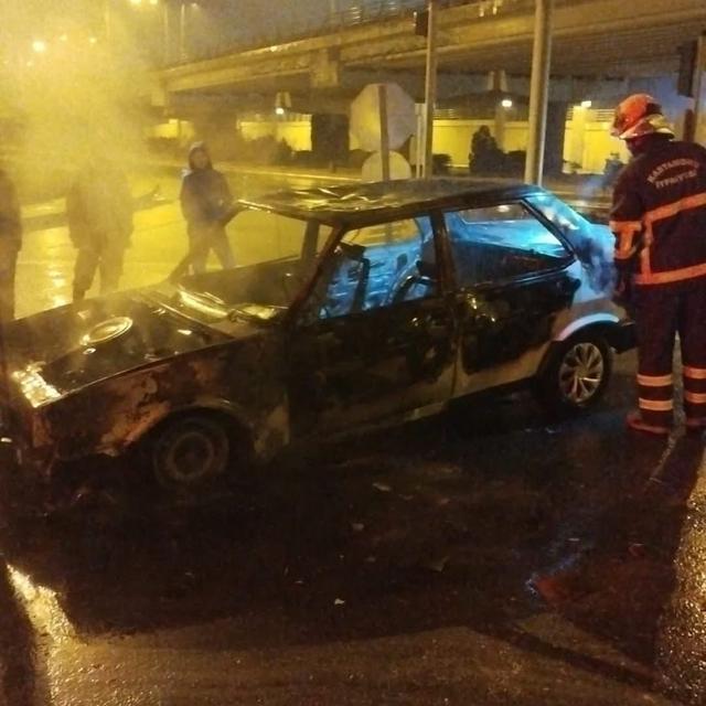 Seyir halindeki araç alev alev yandı