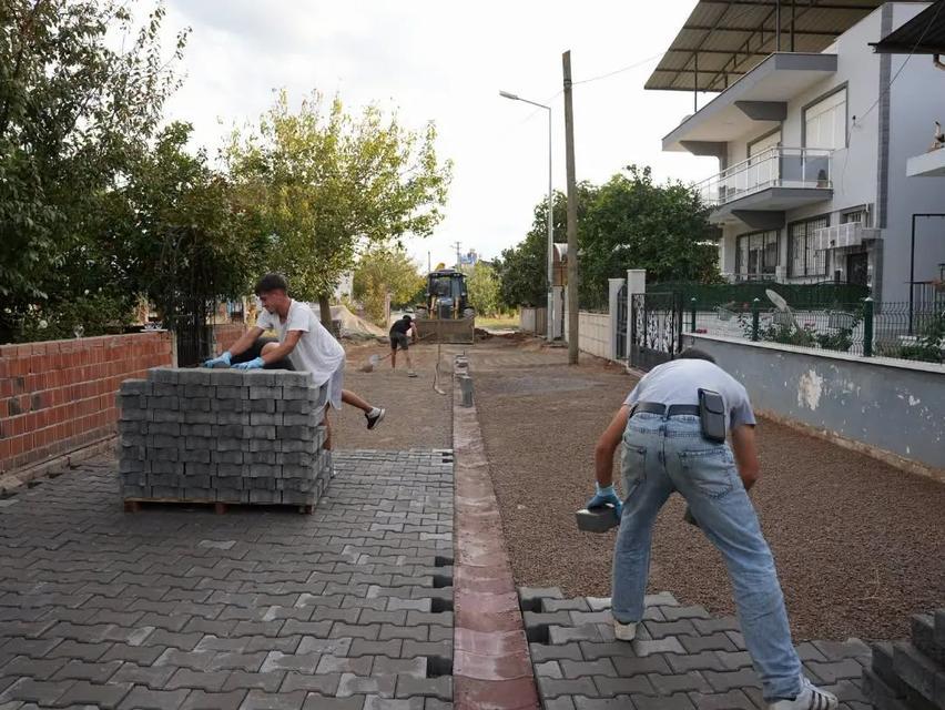 Germencik’te iki sokakta yol mesaisi