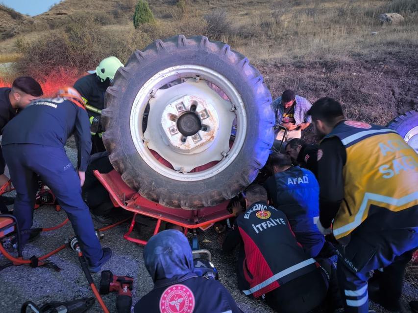 ERZİNCAN'DA TRAKTÖRÜN ALTINDA SIKIŞAN SÜRÜCÜYÜ KURTARILDI
