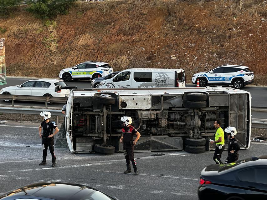 Servis midibüsü devrildi: Yaralılar var