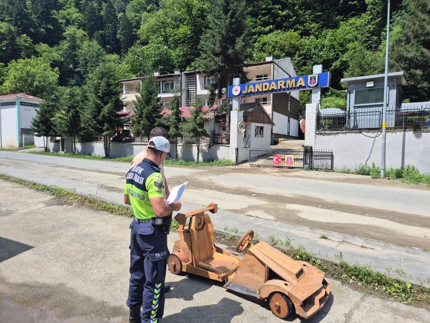 Şaka değil... 79 kilometre hız yapan ahşap araca el konuldu