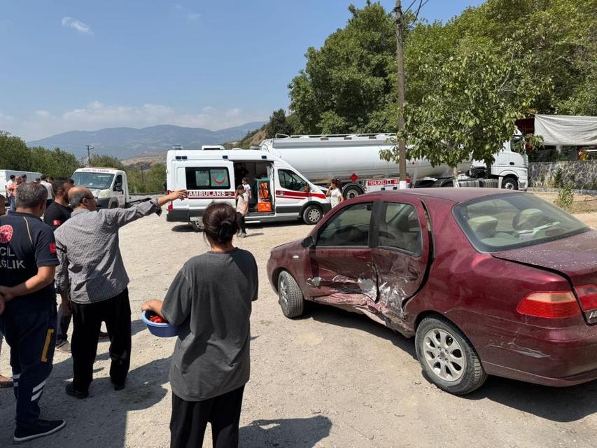 Otomobillerin çarpıştığı kazada 3 kişi yaralandı