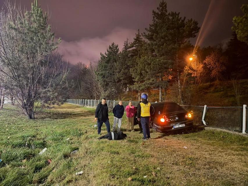 Yoldan çıkan araç su kanalının korkuluklarına çarptı