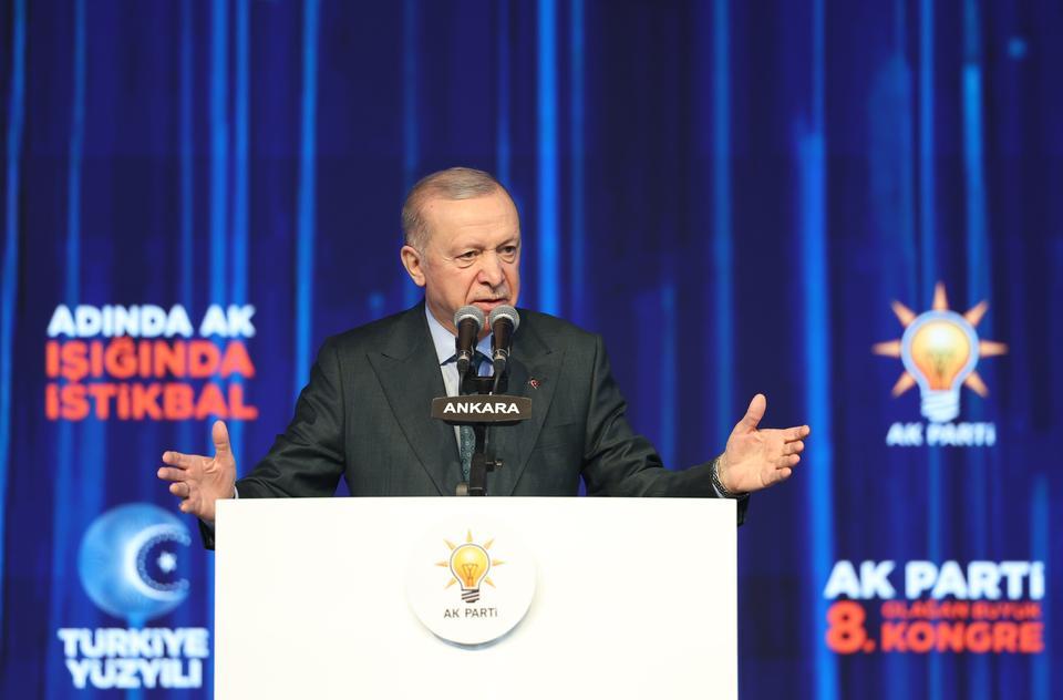 CUMHURBAŞKANI ERDOĞAN, AK PARTİ 8'İNCİ OLAĞAN BÜYÜK KONGRESİ'NDE KONUŞTU CUMHURBAŞKANI ERDOĞAN: "İMTİYAZLARINI KAYBETMEK İSTEMEYENLER ESKİ VESAYETÇİ SÖYLEMLERLE SİYASETE VE HÜKÜMETE AYAR VERMEYE ÇALIŞIYOR" CUMHURBAŞKANI RECEP TAYYİP ERDOĞAN: "ESKİ KÖTÜ ALIŞKANLIKLARINIZDA ISRAR EDERSENİZ, BİZ DE SİZE BUNA GÖRE MUAMELE EDERİZ" "MİLLETİMİZ DE DESTEK VERDİKÇE ÇOK DAHA FAZLASINI YAPACAĞIZ" "ULUSLARARASI YATIRIMLARDA DA TARİHİ BİR ATILIM GERÇEKLEŞTİRDİK" "MERKEZ BANKAMIZIN REZERVLERİ 173 MİLYAR DOLARI AŞARAK CUMHURİYET TARİHİMİZİN EN YÜKSEK SEVİYESİNE ULAŞTI" "EN BÜYÜK KORKUMUZ, KENDİ STATÜKOMUZA TESLİM OLMAKTIR" "REKABETÇİ ÜRETİM YAPISINI TESİS EDECEĞİZ" "HAYAT PAHALILIĞININ BAŞLICA SEBEPLERİNDEN BİRİ OLAN KİRA VE KONUT FİYATLARINI DENGEYE GETİRECEĞİZ" "ERİŞİLEBİLİR VE KALİTELİ SAĞLIK HİZMETLERİNİ DAHA DA GELİŞTİRECEĞİZ"