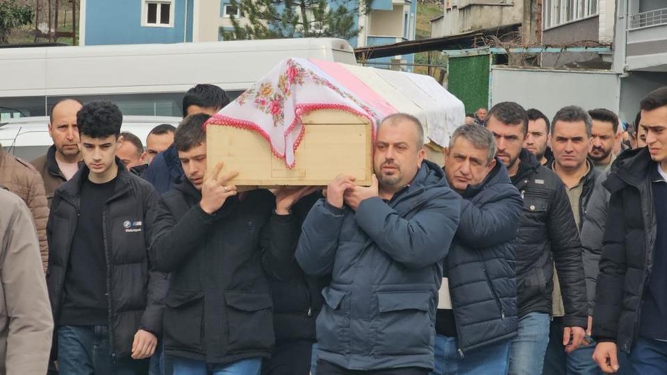 Okul çıkışı kaza: Minik Elanur servis aracının altında kaldı