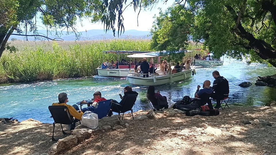 Azmak Nehri'nde tekne yoğunluğu