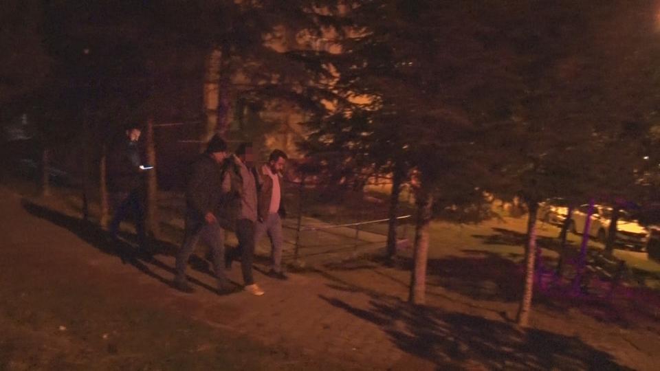 EŞİ EVİ TERK EDİNCE TÜFEĞE SARILDI KAYSERİ'DE EŞİ EVİ TERK ETTİĞİ İÇİN KENDİNE ZARAR VERMEK İSTEYEN ŞAHSI POLİS İKNA ETTİ