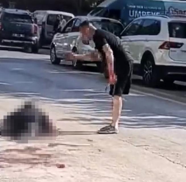 Husumetlisini öldürüp başında bekledi
