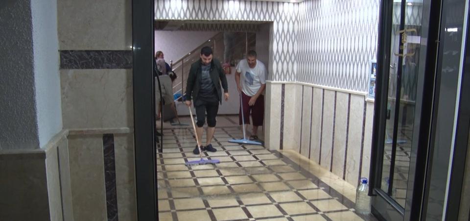 Başkent'te gece saatlerinde sağanak yağış: Kanalizasyon taştı, binaları su bastı