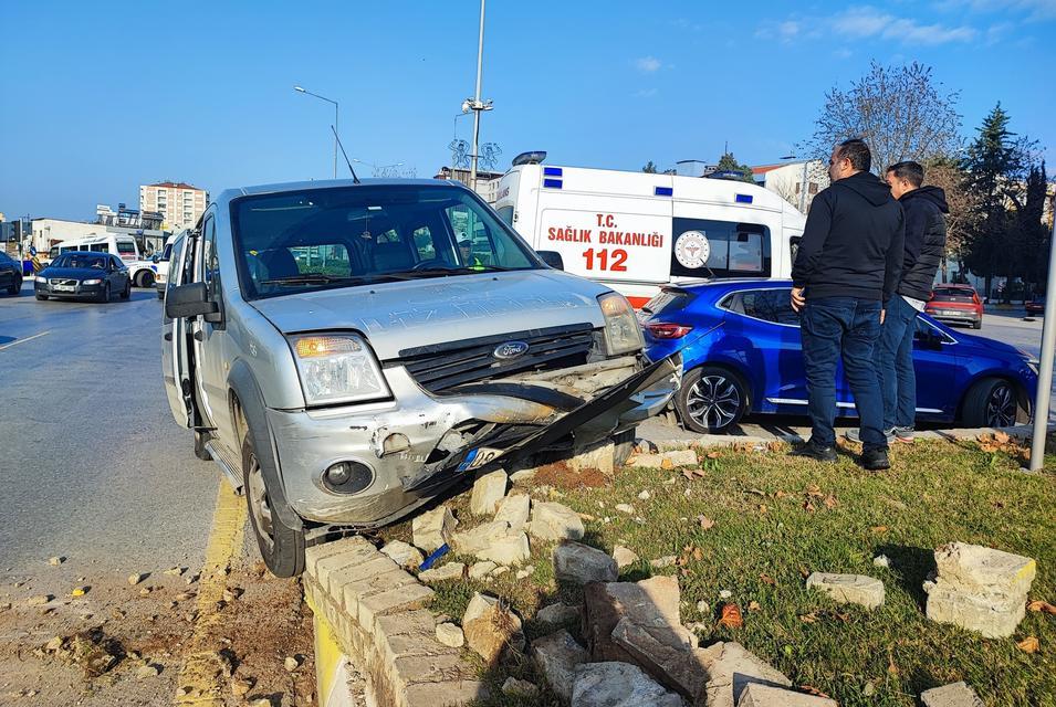 OTOMOBİLE ÇARPMAMAK İÇİN REFÜJE ÇIKTI: 2 YARALI