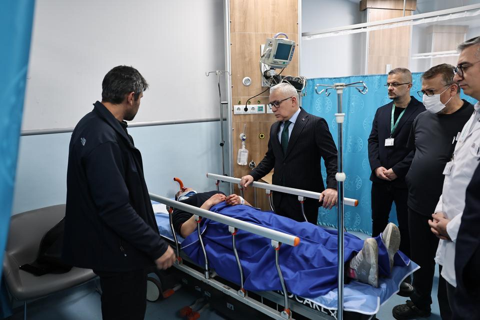 Vali Şimşek, kazada yaralanan öğrencileri ziyaret etti