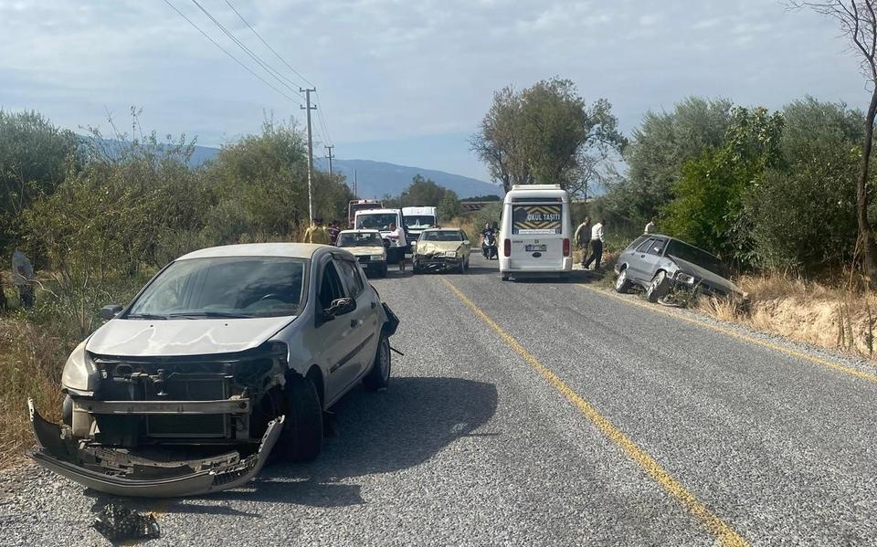 BOZDOĞAN'DA ZİNCİRLEME TRAFİK KAZASI: 2 YARALI