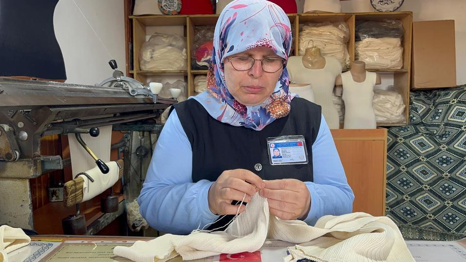 KARI-KOCA 28 YILDIR FANİLA ÜRETEREK GEÇİMİNİ SAĞLIYOR