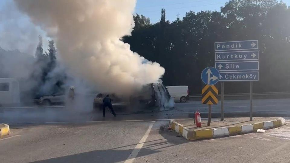 Çarpışan araç alev topuna döndü