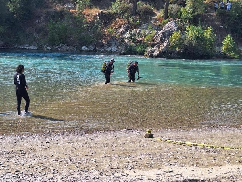 Irmağa düşen topu almak isterken can verdi