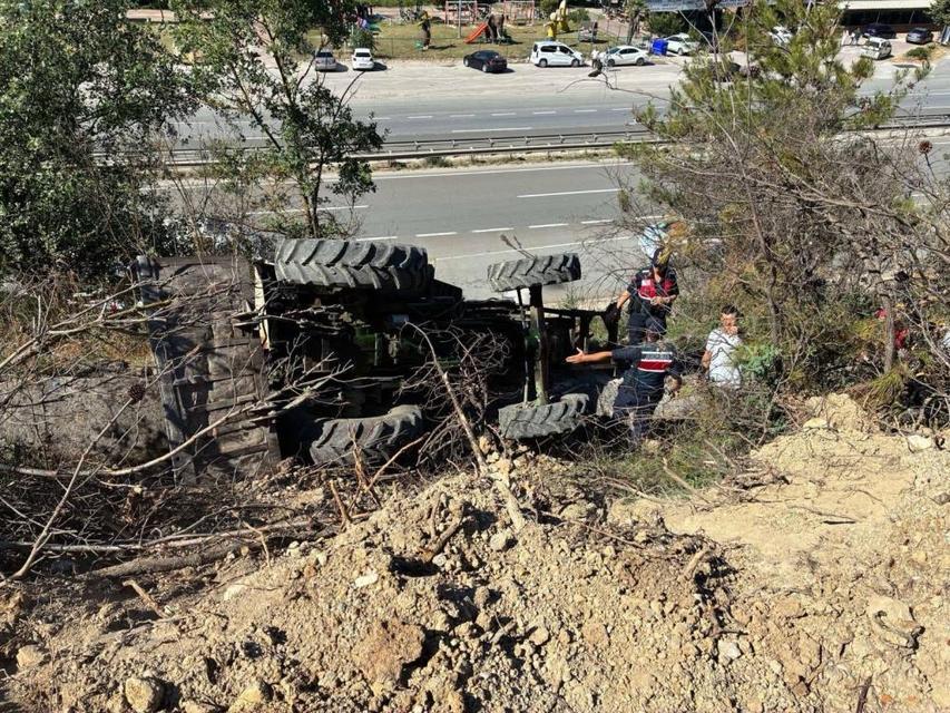 Odun çekerken traktörün altında kaldı