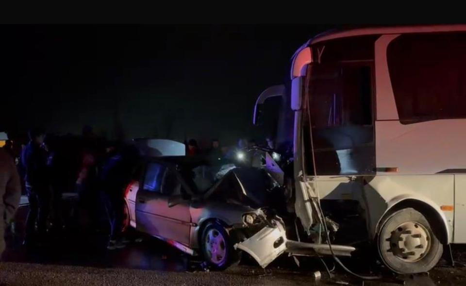 İşçi servisi ile otomobil çarpıştı: 1 ölü, 13 yaralı