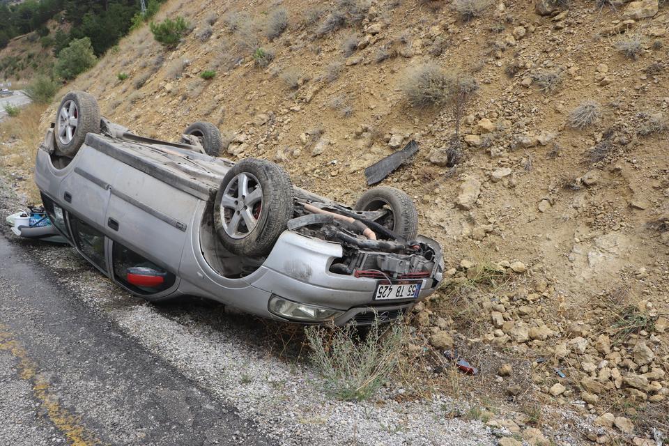 Takla atan otomobildeki 2 kişi ölümden döndü