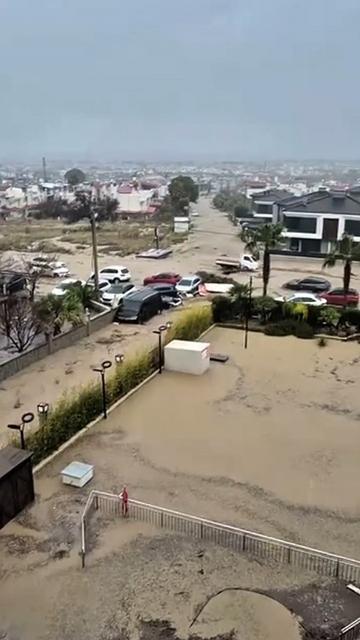 KUŞADASI 30 DAKİKADA YAĞIŞA TESLİM OLDU, ARAÇLAR SELE KAPILDI