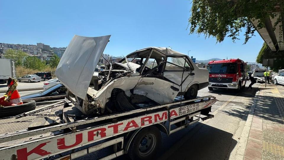 Kazaya karışan Tofaş otomobil hurdaya döndü: 1'i ağır 2 yaralı