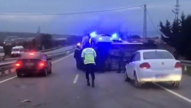 BARİYERLERE ÇARPAN İŞÇİ SERVİSİ YAN YATTI: 15 YARALI