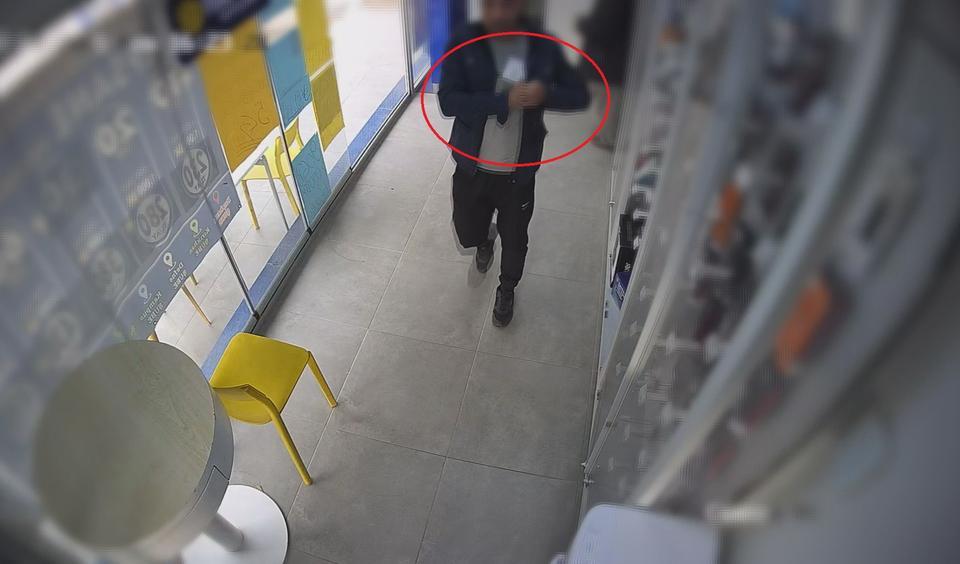 Camekandaki cep telefonunu kaşla göz arasında çaldı