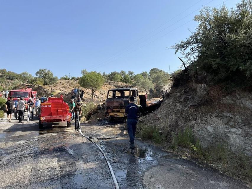 Aydın'da park halindeki kamyon tamamen yandı