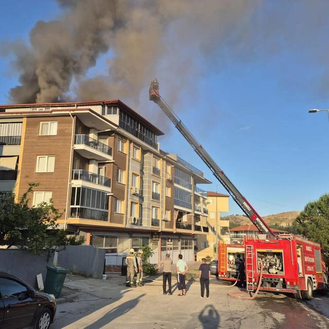 Apartmanın çatısında çıkan yangında ev kullanılamaz hale geldi