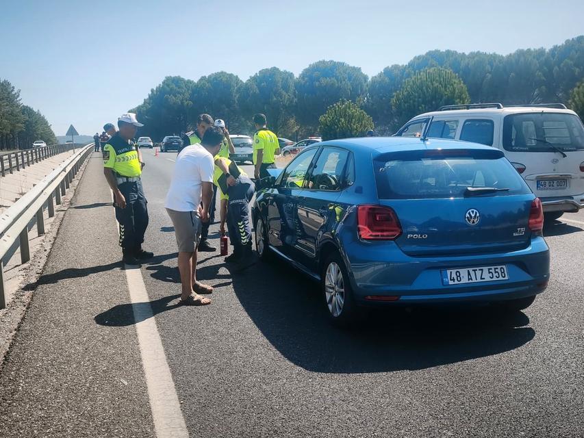 MUĞLA'DA ZİNCİRLEME KAZA SONRASI KARAYOLUNDA TRAFİK TIKANDI