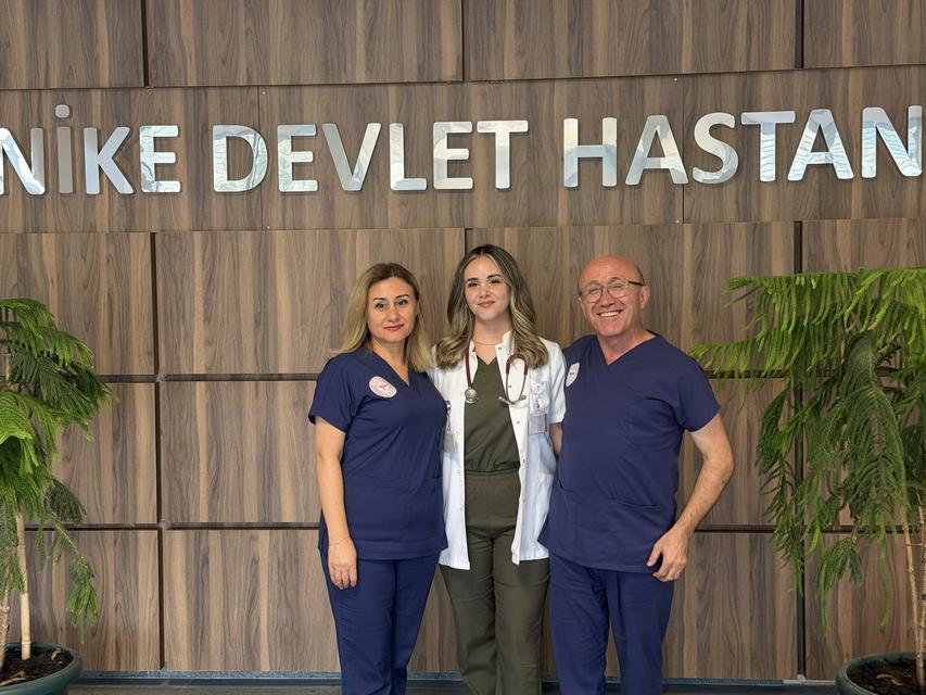 ANNE VE BABASININ GÖREV YAPTIĞI HASTANEDE DOKTOR OLDU: "EVDE PRENSESİMİZ, HASTANEDE DOKTOR HANIM" ÇOCUKLUĞUNDA HASTANEDE ÇALIŞAN ANNE VE BABASINI ZİYARET ETTİĞİ KORİDORLARA HEKİM OLARAK DÖNDÜ SAĞLIK MEMURU BABA, HEMŞİRE ANNESİNİN GÖREV YAPTIĞI HASTANEDE PRATİSYEN HEKİM OLARAK GÖREVE BAŞLADI PRATİSYEN HEKİM EYLÜL UÇAL: "HASTANEDE İÇİMDEN ANNECİM, BABACIM DEMEK ÇOK GEÇİYOR AMA KENDİMİ DURDURUYORUM. İSA BEY, FATMA HANIM DİYE HİTAP EDİYORUM AMA HASTANEDEN ÇIKTIĞIM ANDA TABİİ Kİ BABACIĞIM, ANNECİĞİM" ANNE VE BABASI: "EV PRENSESİMİZ, HASTANEDE KENDİSİNE TABİİ Kİ DOKTOR HANIM DİYORUZ"