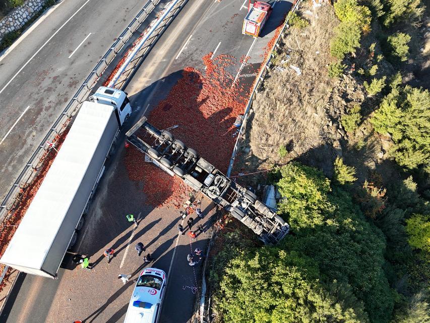 UŞAK'TA DOMATES YÜKLÜ TIR DEVRİLDİ: 1 ÖLÜ