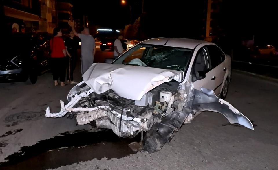Kontrolden çıkan otomobil ağacı ve direği devirdi