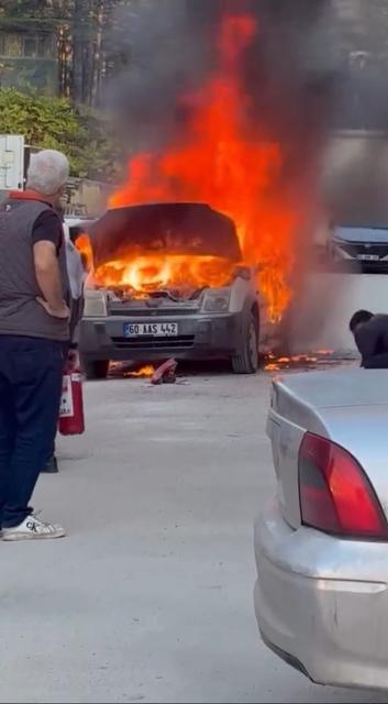 Hastane otoparkında otomobil alev topuna döndü