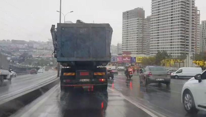 Hurda yüklü kamyonun tehlikeli yolculuğu kamerada