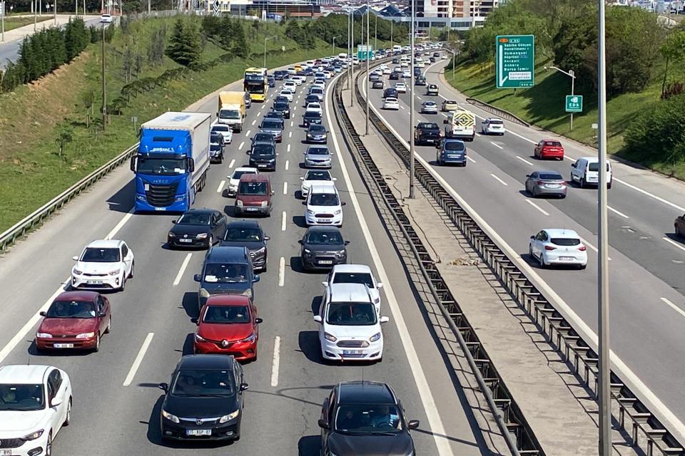 Yeni trafik kuralları yürürlükte: 993 lira ceza geliyor