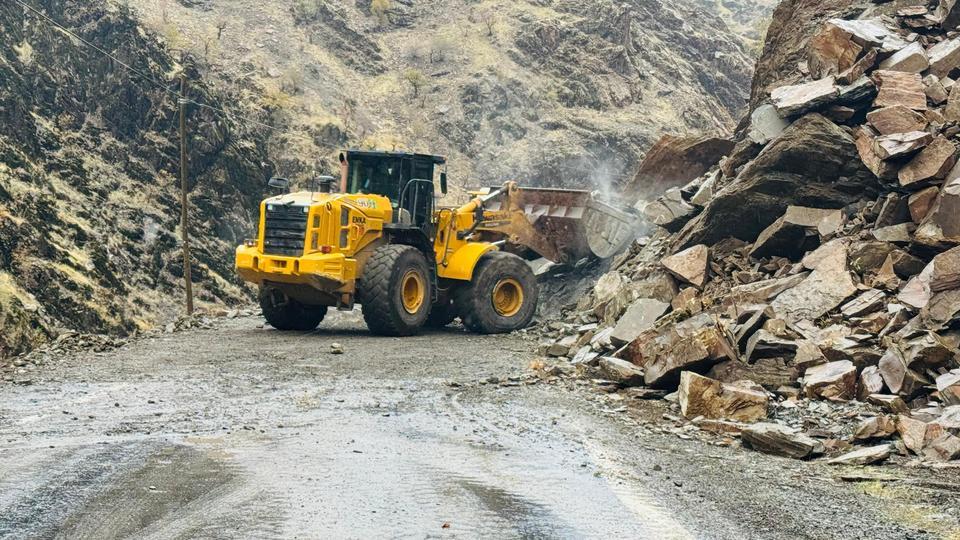 Yağış sonrası kopan kaya parçaları yolu ulaşıma kapattı