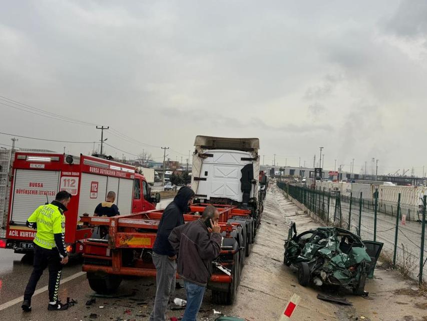 Otomobil önce tıra sonra elektrik panosuna çarptı: 1 ağır yaralı