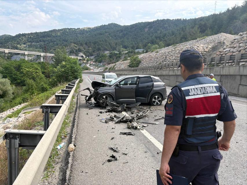 Otomobil tıra arkadan çarptı: 2 yaralı