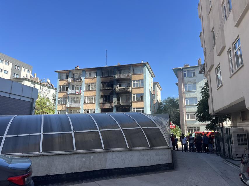 Apartmanda çıkan yangından 13 kişi etkilendi