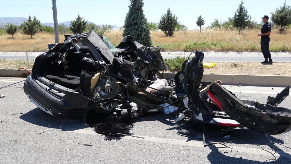 TIRA ARKADAN ÇARPAN OTOMOBİL HURDAYA DÖNDÜ: 1 YARALI