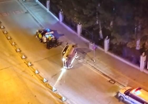 VİRAJI ALAMAYAN HAFİF TİCARİ ARAÇ DEVRİLDİ